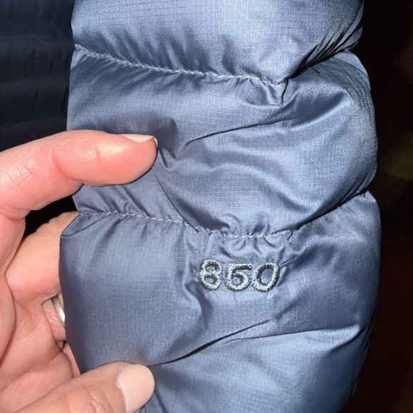 L.L. Bean Women's Ultralight 850 Down Hooded Coat, Three-Quarter Length Size M - Picture 5 of 7